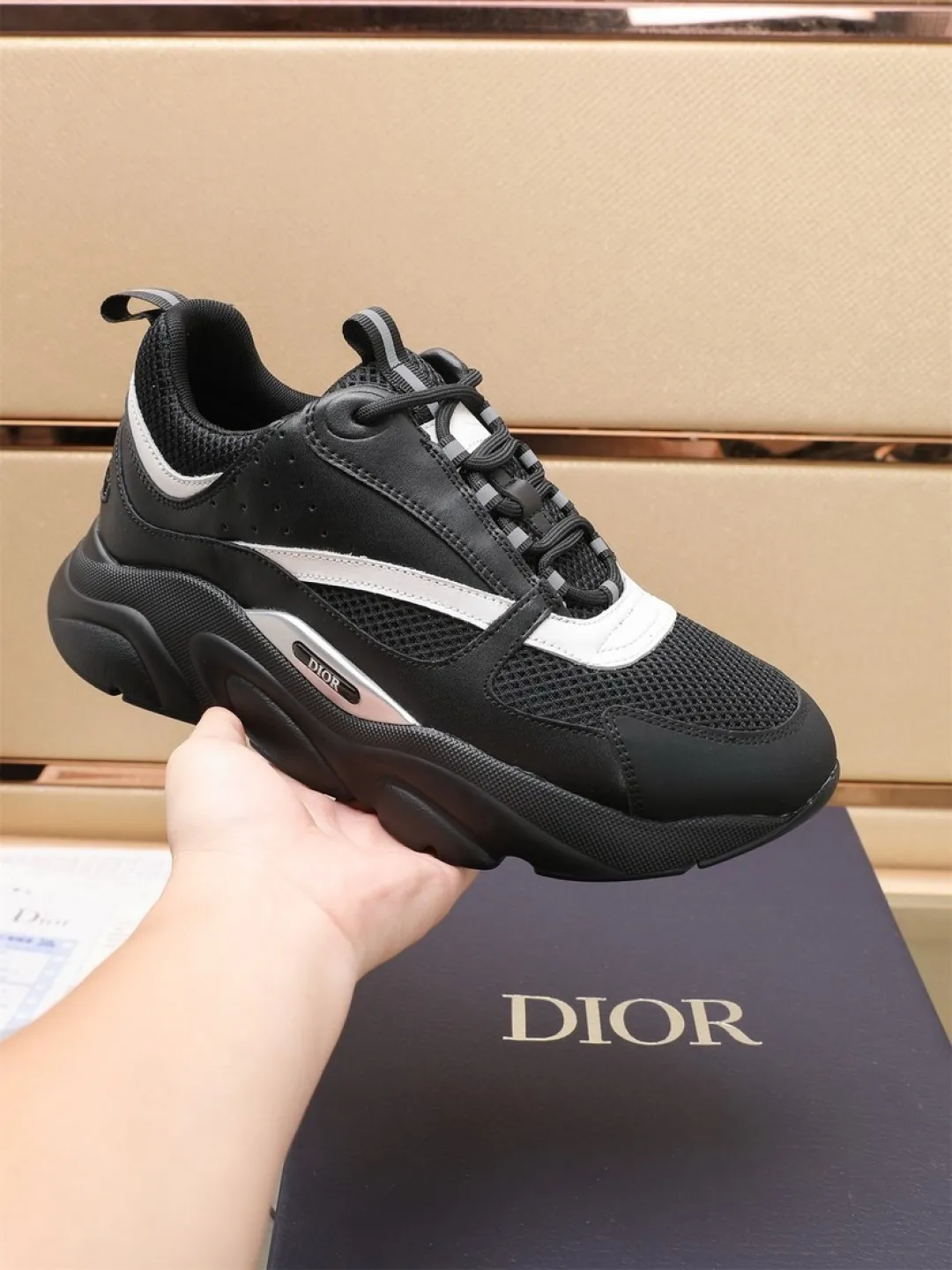 Men's shoes 💰P460💰【Dior】Dior✨ is online at the same time👏 This casual sneaker is a new product in the series and continues Di*r's classic style. The upper is made of original mesh and cow leather, with a two-color textured outsole, and the brand's iconic details on the rear collar and heel to enhance the style. Fashionable and versatile. Wear it with jeans or slacks for a casual look. Size: 38-44 (45 customized)